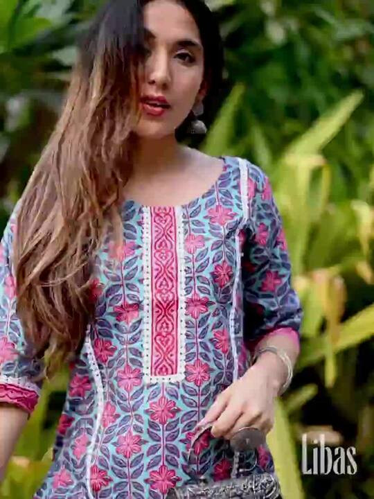 Women Blue & Pink Floral Motifs Printed Kurta